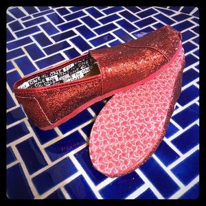 LIKE NEW✨ Ruby Red Girl’s Tom’s Y 1.5